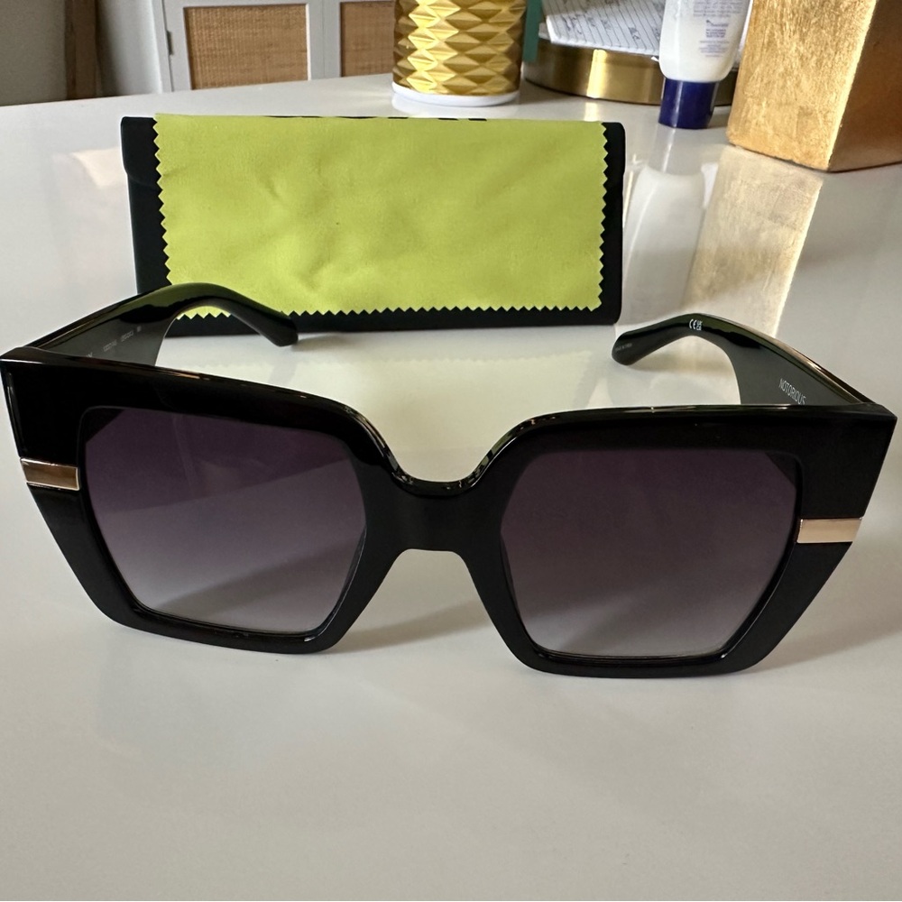 Quay Sunglasses - Notorious - New View 3